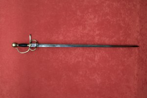 Espada de Carlos I en laton rustico y puno de madera.3